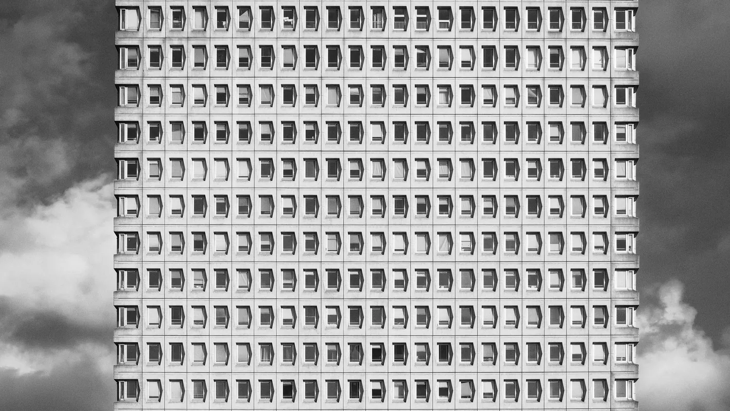 ARCHITECTURE TOWER FLAMBEAU MODERN BALCK AND WHITE PHOTOGRAPHY FRONTAL VIEW CONCRETE