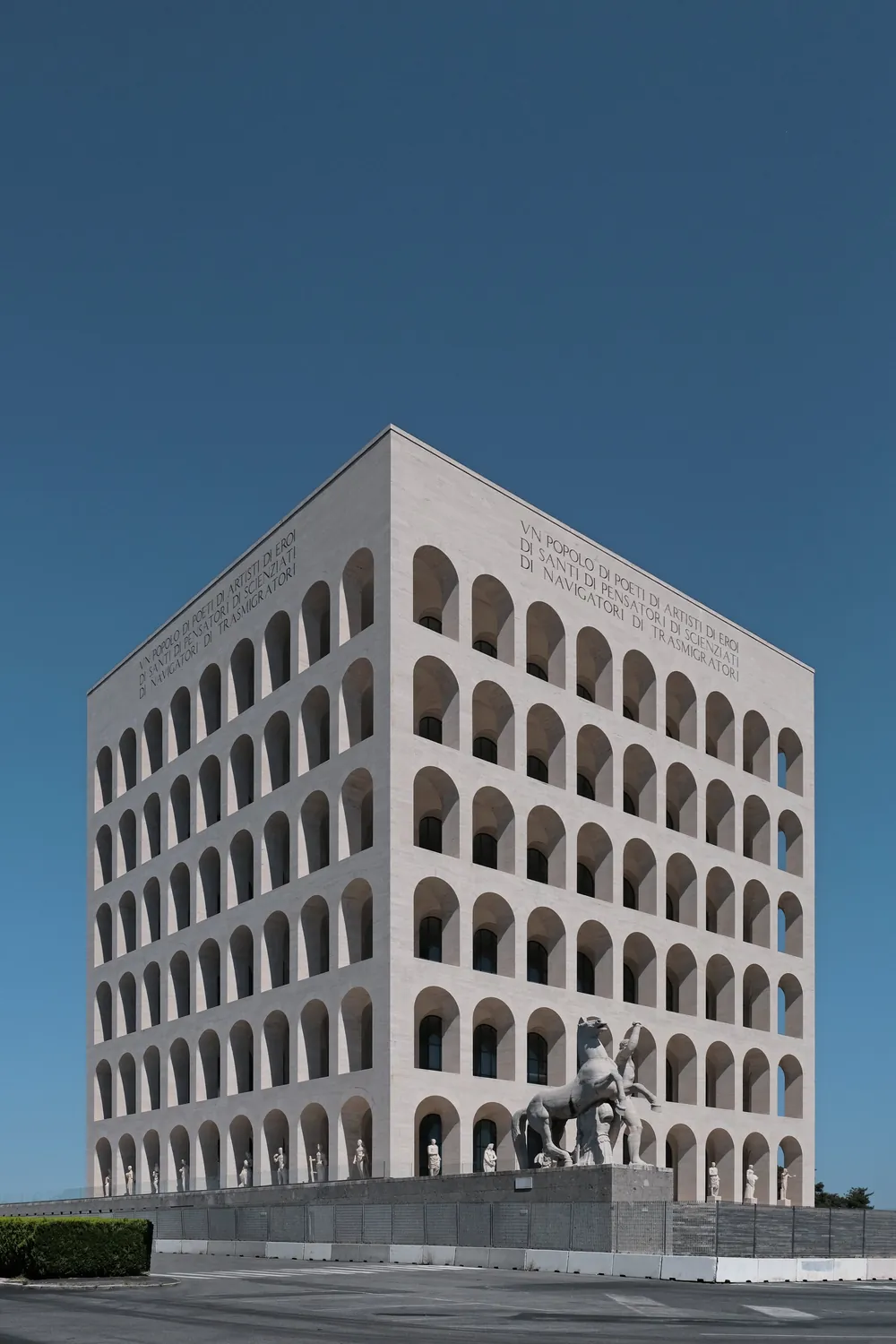 EUR SQUARECOLOSSEUM ARCHITECTURE FENDI ROME EUR42 COLOSSEOQUADRATO PALAZZODELLACIVILAITALIANA